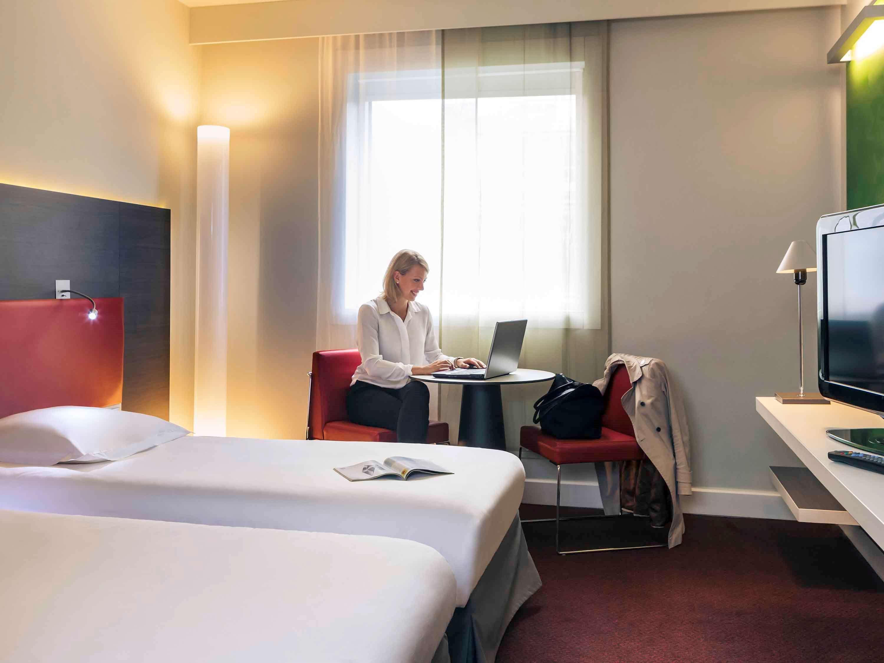 Mercure Paris La Defense Grande Arche Нантер Екстериор снимка