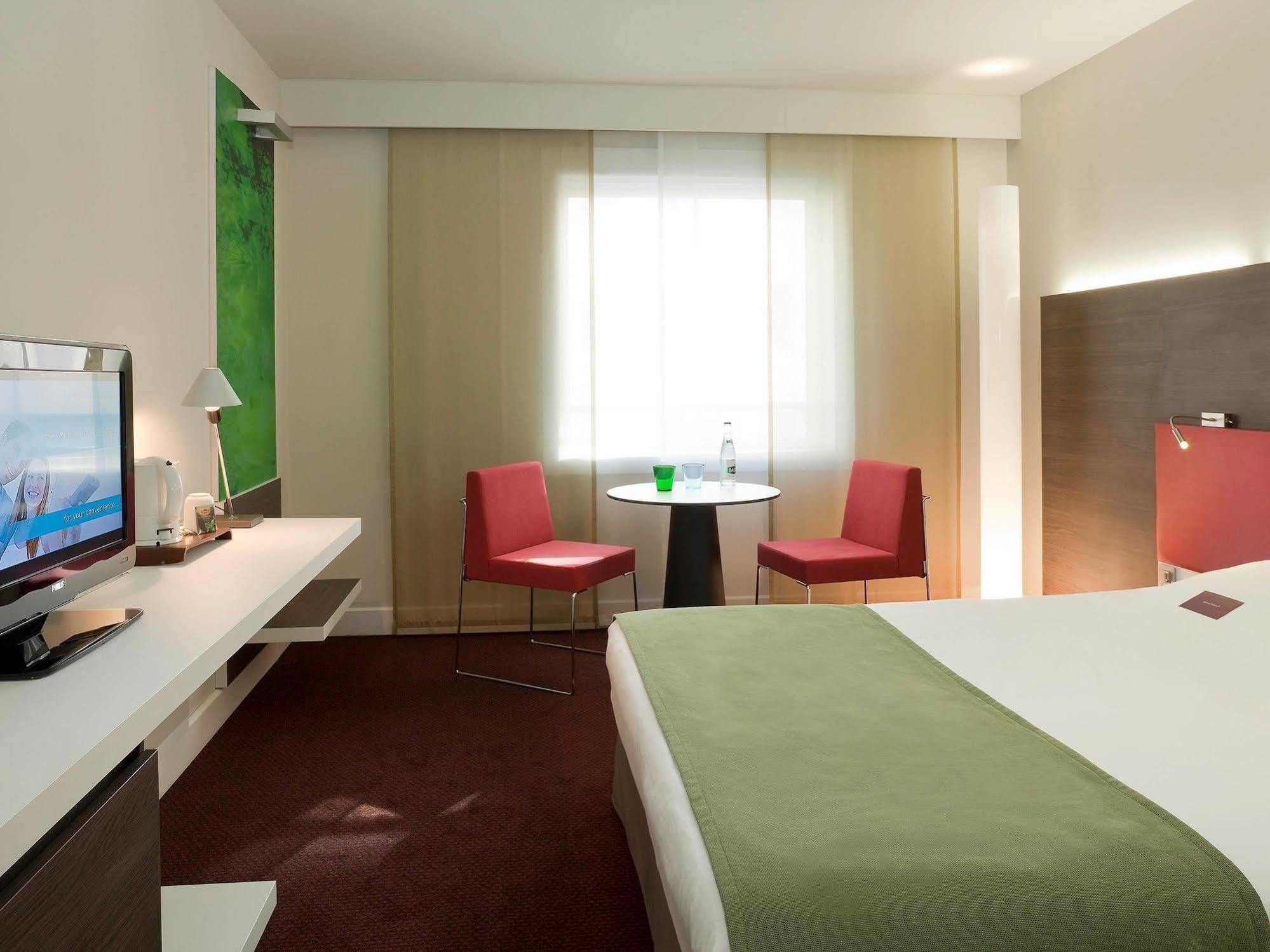 Mercure Paris La Defense Grande Arche Нантер Екстериор снимка